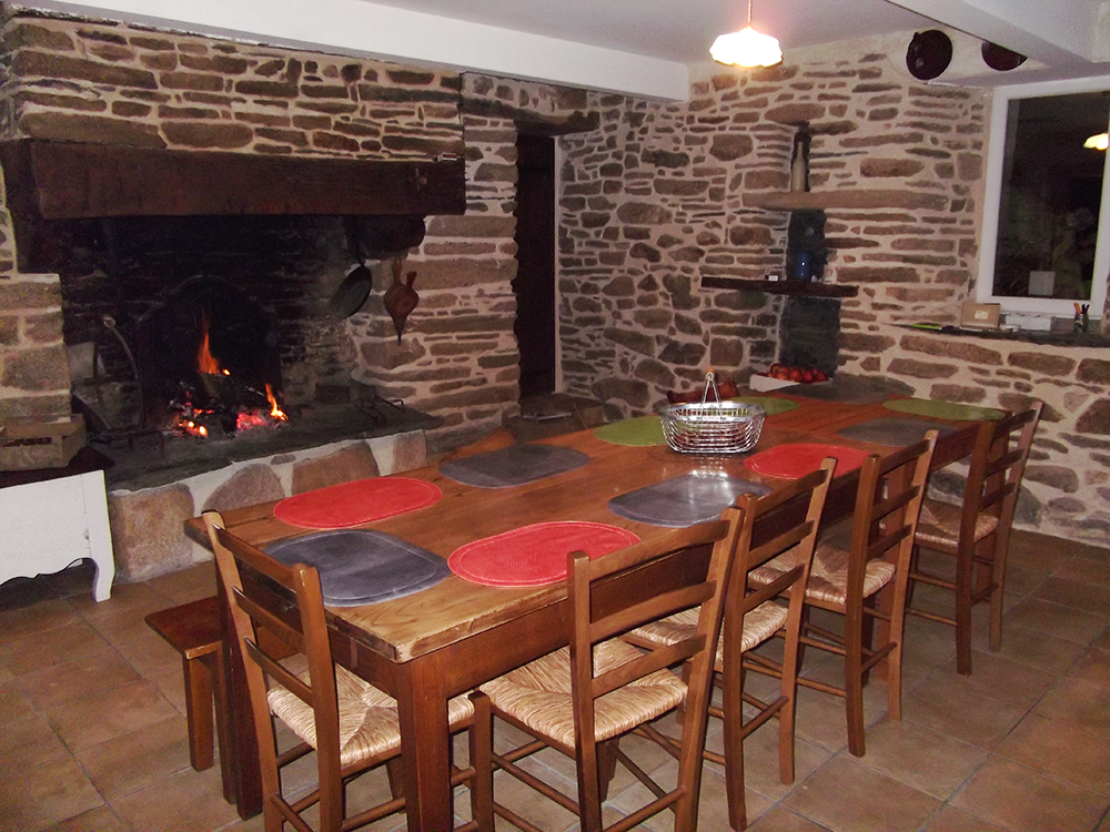 salle-cheminee-table